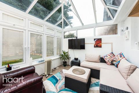 3 bed property, in Wood End Green Road, £525,000
