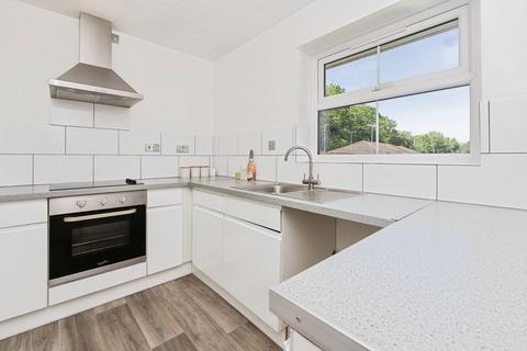 2 bed property, in De La Warre Court, £189,900