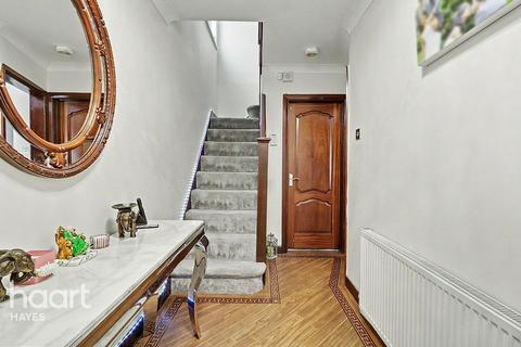 5 bed property, in Hayes UB4, £750,000