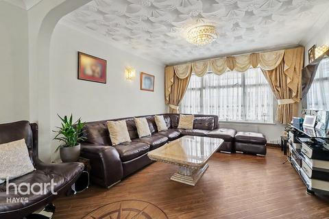5 bed property, in Hayes UB4, £750,000