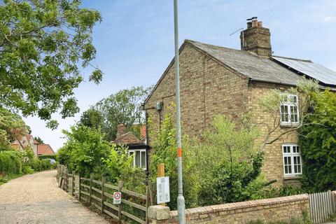 2 bed property, in High Street, £195,000