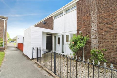 3 bed property, in Stroud Crescent East, £65,000