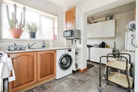 2 bed property, in Barn Croft, £155,000