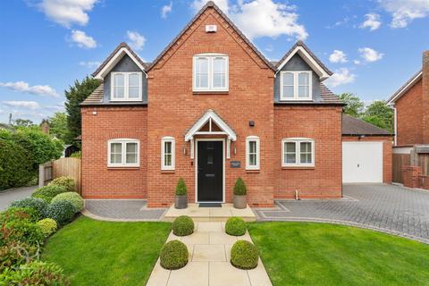 4 bed property, in Main Street, £550,000