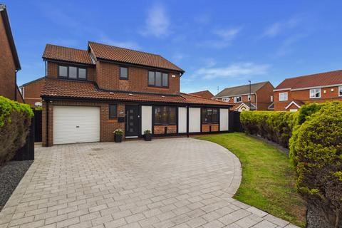 5 bed property, in Abbots Way, £495,000