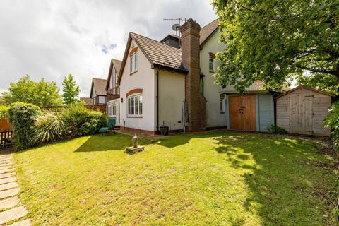 5 bed property, in Walhatch Close, £750,000