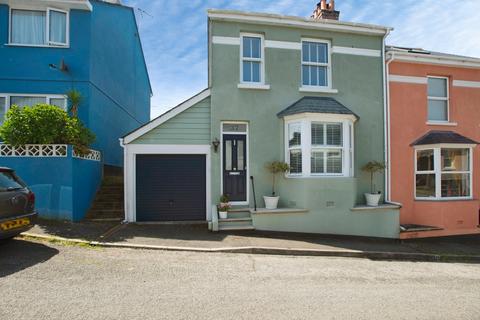 3 bed property, in Molesworth Terrace, £325,000
