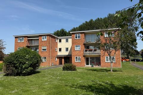 2 bed property, in Pembroke Close, £179,995