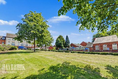 4 bed property, in Quarryfield Road, £260,000