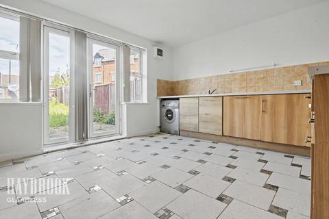 4 bed property, in Quarryfield Road, £260,000