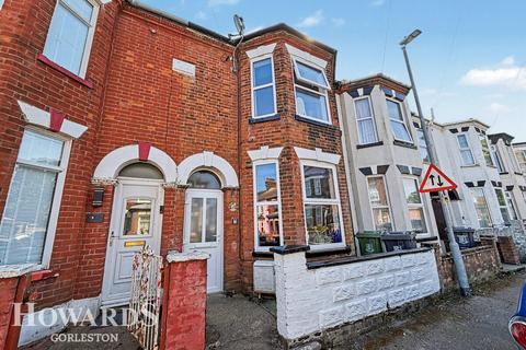 3 bed property, in Palmer Road, £200,000