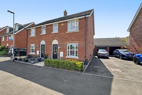 3 bed property, in Brooke Way, £300,000