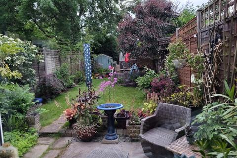 3 bed property, in Hartfield Crescent, £980,000