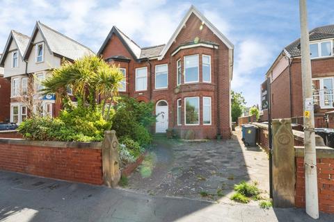 5 bed property, in Derbe Road, £330,000