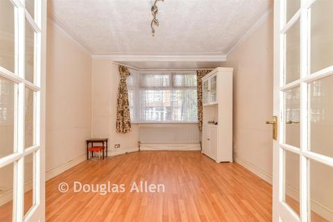 3 bed property, in Leigh Road, £455,000