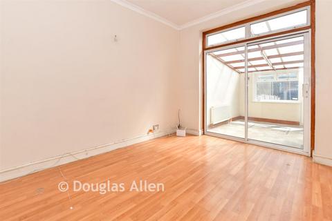 3 bed property, in Leigh Road, £455,000