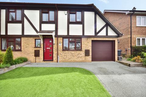 3 bed property, in Briar Fields, £425,000