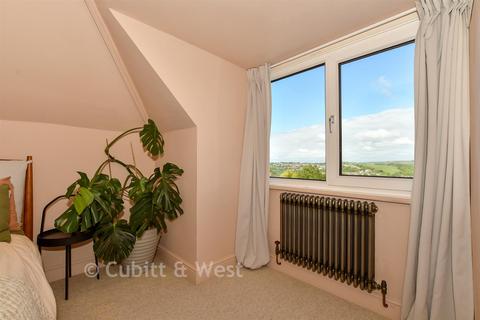 3 bed property, in Westfield Crescent, £550,000