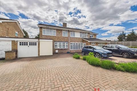 4 bed property, in Petworth Way, £475,000
