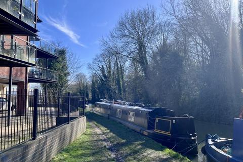 1 bed property, in Canalside, £155,000