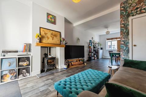2 bed property, in Oxford Street, £189,000