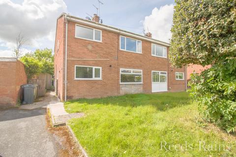 2 bed property, in Dunbar Close, £100,000