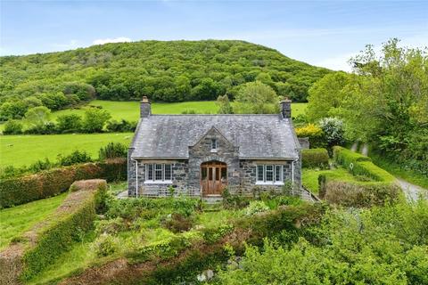 3 bed property, in Abergwyngregyn, £165,000