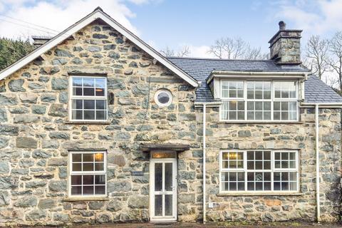 3 bed property, in Llanfar Y Llai, £160,000