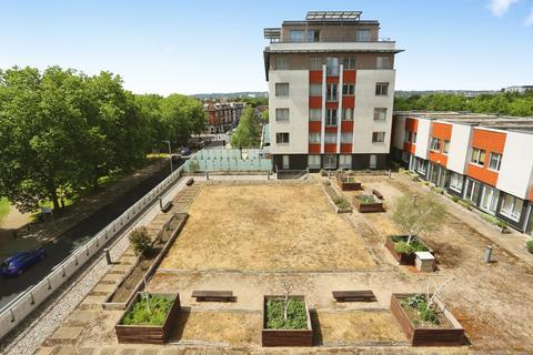 2 bed property, in Albemarle Road, £325,000