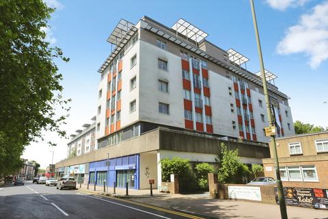 2 bed property, in Albemarle Road, £325,000