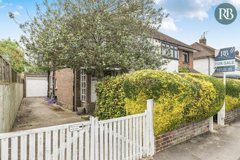 3 bed property, in The Crescent, £600,000