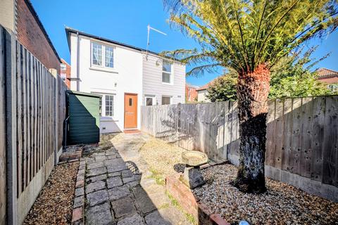 2 bed property, in Moorgreen Road, £210,000