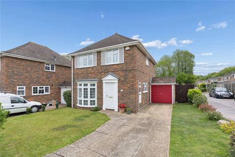 4 bed property, in Pinewood Drive, £425,000
