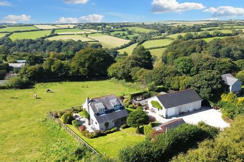 4 bed property, in Millpool, £675,000