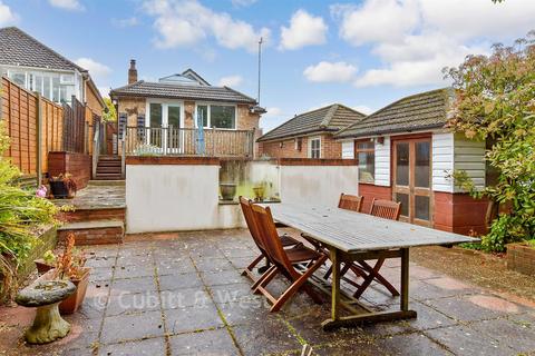 2 bed property, in Selhurst Road, £450,000