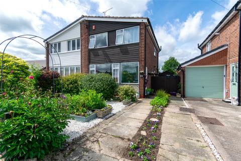 3 bed property, in Long Lane, £215,000