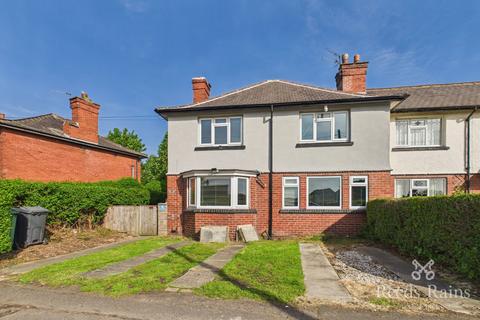 3 bed property, in Victoria Road, £210,000