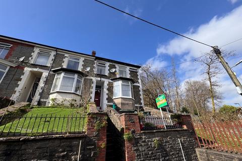 3 bed property, in Clifton Street, £125,000