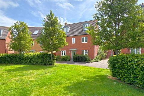 5 bed property, in Cestrum Crescent, £425,000