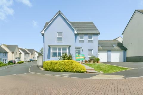 4 bed property, in Crompton Way, £475,000
