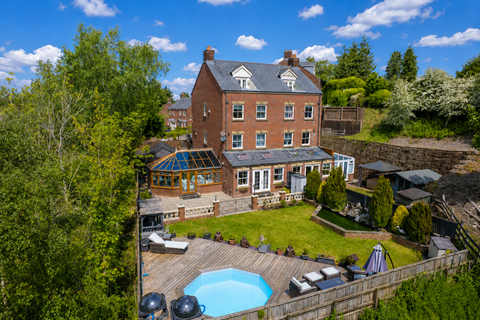 4 bed property, in Lords Gate, £450,000
