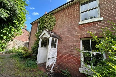 2 bed property, in Winchester Road, £260,000