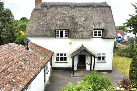 3 bed property, in Cliff Road, £390,000