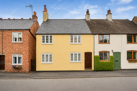 3 bed property, in The Green, £325,000
