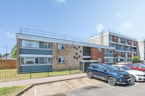 2 bed property, in Canfield Road, £220,000