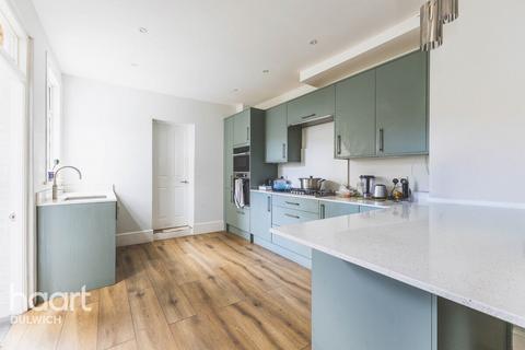 3 bed property, in Ivydale Road, £950,000