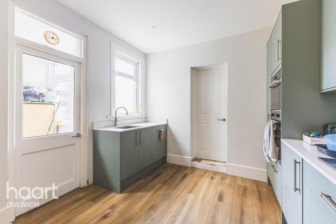 3 bed property, in Ivydale Road, £950,000