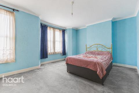 3 bed property, in Ivydale Road, £900,000