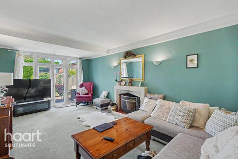 5 bed property, in Spring Court Road, £1,350,000