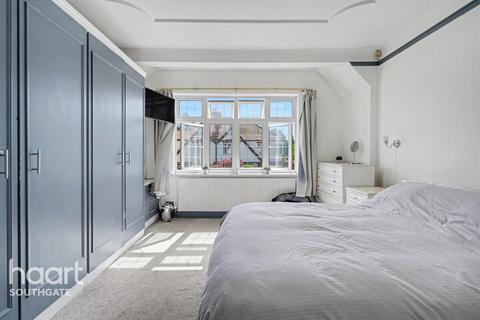 5 bed property, in Spring Court Road, £1,350,000